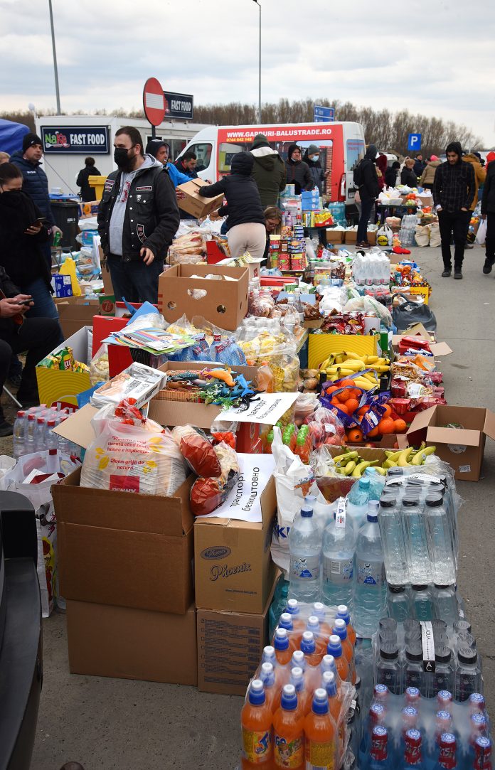 Voluntari romani au donat alimente, apa, suc si produse de igiena, refugiati din ucraina. Isaccea, de Vlad Iavita