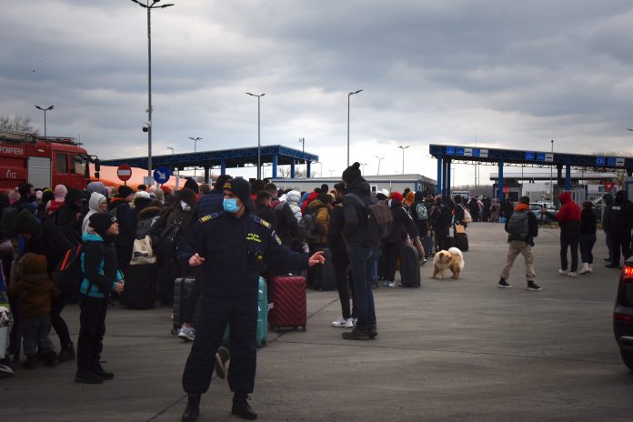 Refugiati din Ucraina la intrarea in Romania. Isaccea, Februarie 27, de Vlad Iavita