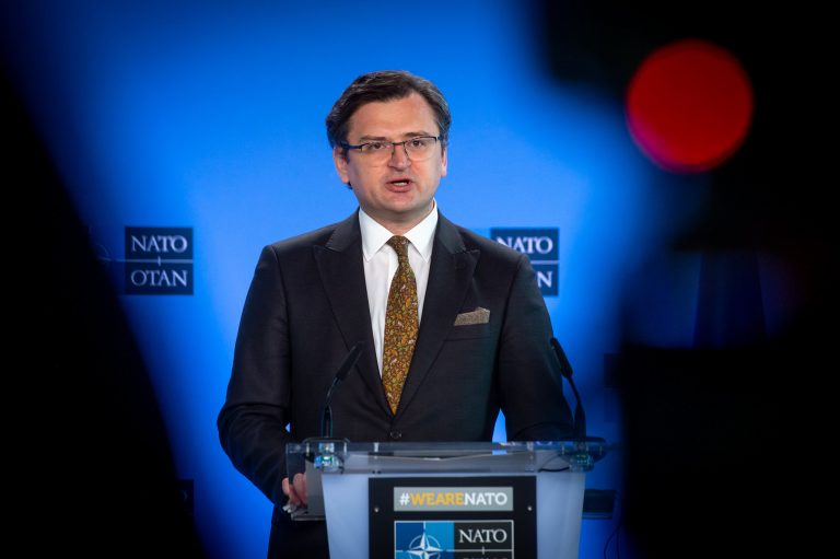 Kuleba cere NATO “arme, arme şi iar arme”
