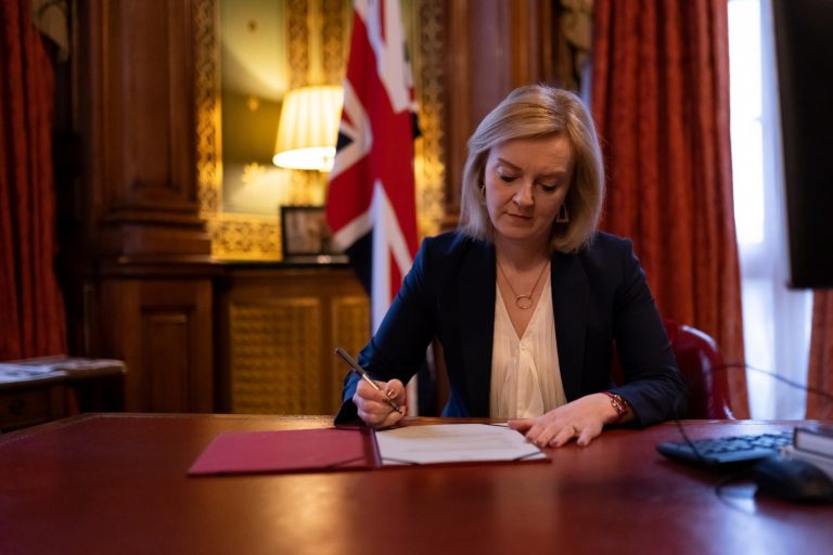 Diplomația britanică denunță atacul „barbar” asupra Ucrainei şi spune că armata rusă nu şi-a îndeplinit obiectivul în prima zi