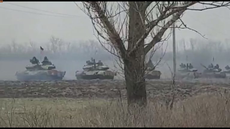 VIDEO | Un convoi de tancuri rusești și separatiste s-ar îndrepta spre portul strategic Mariupol, aflat sub controlul forțelor guvernamentale