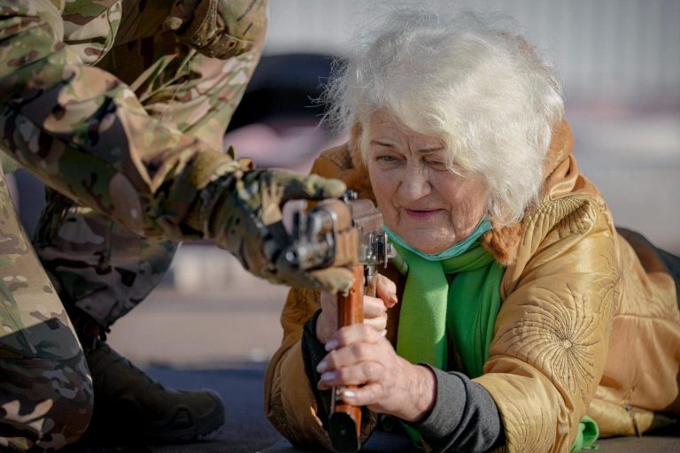 O femeie în vârstă de 79 de ani din Ucraina învață să tragă cu arma: Și mama ta ar face-o