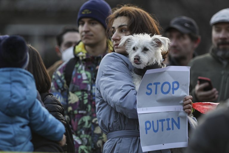 Solidaritate cu Ucraina în faţa Ambasadei din Bucureşti și protest la Ambasada Rusiei: Putin, ai mâinile pătate de sânge