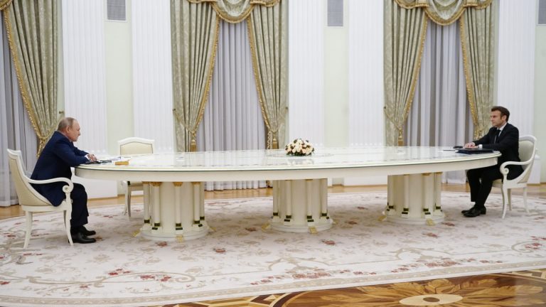 Discuţie telefonică Putin-Macron: Preşedintele rus evocă riscul unei ”catastrofe de mare anvergură” la centrala de la Zaporojie