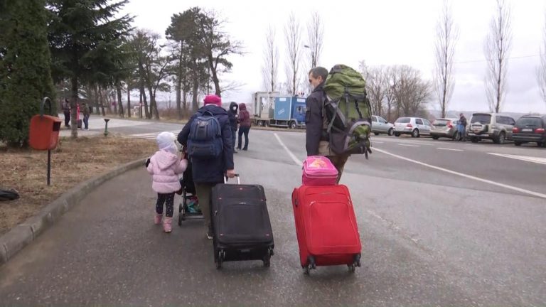 Organizaţia „Salvaţi Copiii”: Trei din cinci părinţi ucraineni refugiaţi în România nu au un loc de muncă / Lipsa abilităţilor de comunicare în limba română – cauza principală