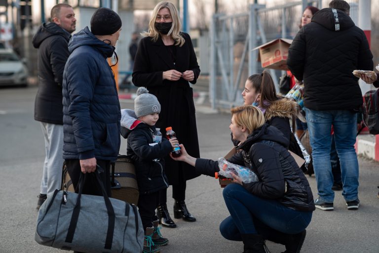 Sondaj UE: Europenii preferă să le ofere adăpost ucrainenilor decât să le trimită arme