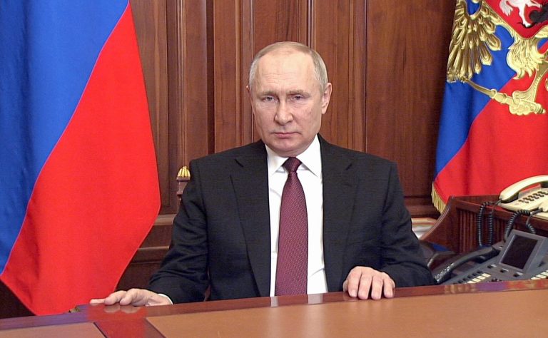Putin promulgă o lege care însăpreşte, la zece ani de închisoare, pedepsele militarilor