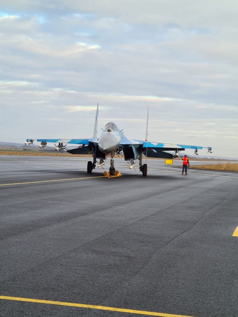 Avion de vânătoare ucrainean, ajuns la Bacău, sub escorta avioanelor românești