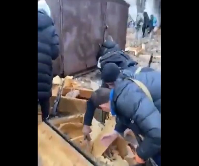 VIDEO | Civilii ridică la Kiev baricade împotriva trupelor ruse. Armata ucraineană dă lupte grele în zona extinsă a capitalei
