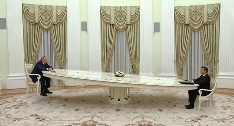 VIDEO | Bășcălie pe seama mesei care i-a despărțit pe Putin și Macron la Moscova