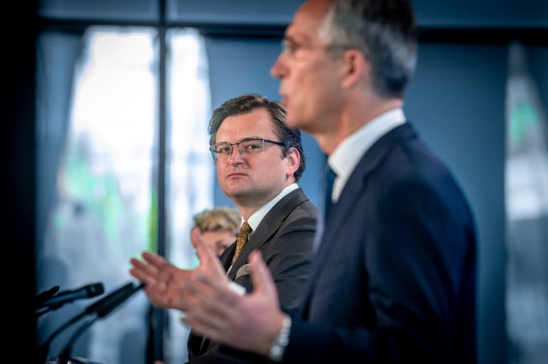 Kuleba îi cere lui Stoltenberg, la telefon, un pas decisiv în vederea aderării Ucrainei la NATO, ”garanţii în vederea evitării unor războaie viitoare”
