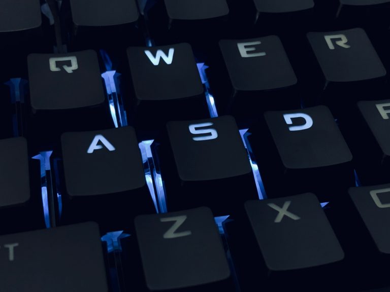 Raport IGPR: Un sfert dintre copii afirmă că li s-au spart contul de pe reţelele de socializare sau e-mail