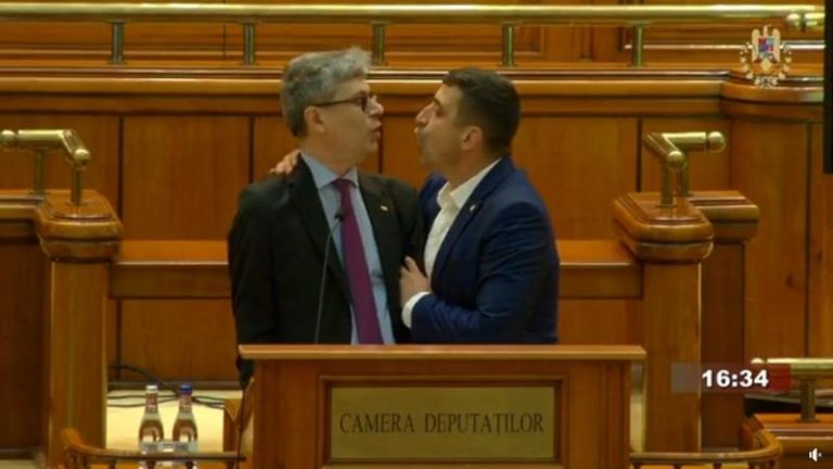 Update. VIDEO   | Romanian nationalist leader assaults energy minister during parliament address