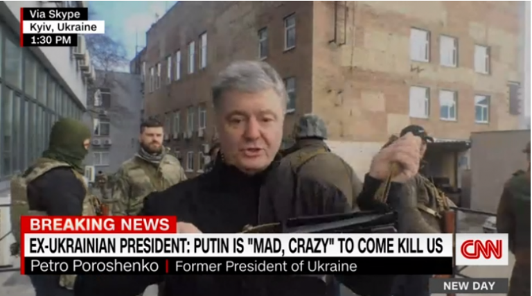 Poroşenko, cu Kalaşnikovul pe străzile Kievului: Putin e „pur şi simplu nebun”