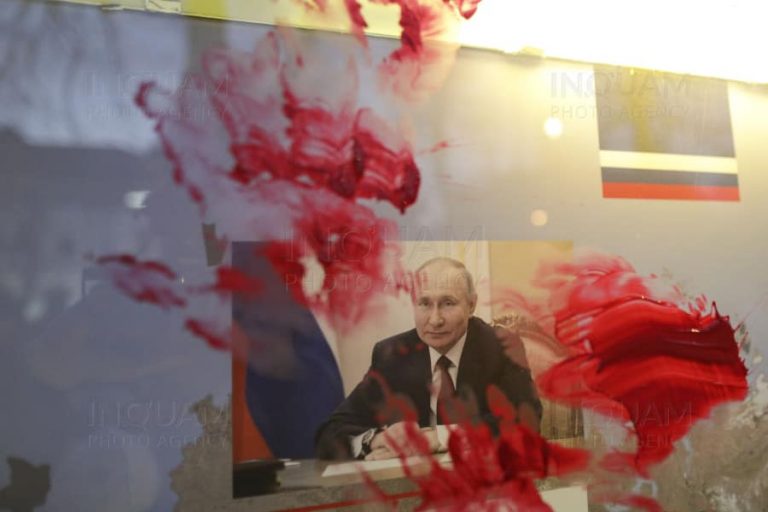 „Putin, asasin” și sânge pe pereți. Protest „Corupția ucide”, la Ambasada Rusiei