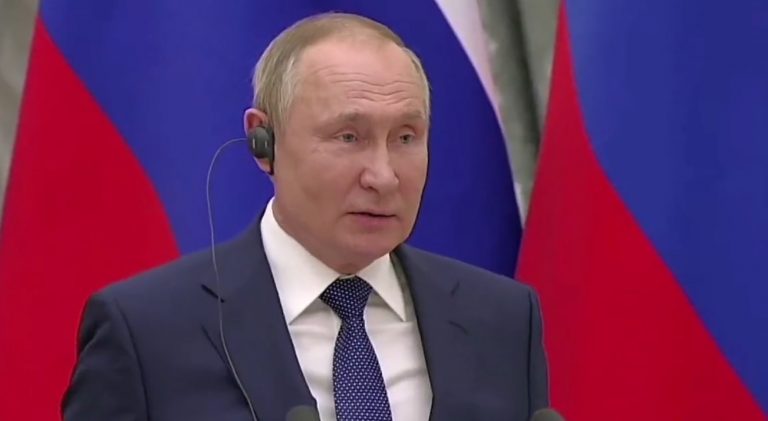 VIDEO | „Că-ţi place ori ba, draga mea, trebuie să suporţi”. Momentul în care Putin pare a face o glumă despre viol la adresa lui Zelenski