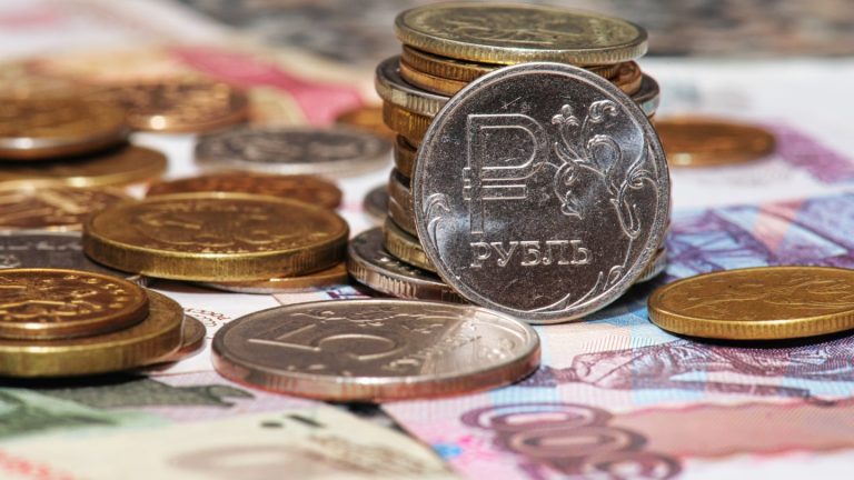 Rubla s-a depreciat luni cu peste 2%, iar acţiunile au scăzut ca efect al creşterii îngrijorărilor privind o posibilă invadare a Ucrainei