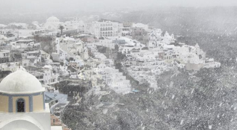 Nou episod de vreme severă în Grecia. Paradisul turistic Santorini se „îneacă sub grindină”