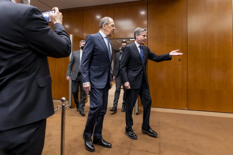 Reuniunea OSCE în Malta: Lavrov şi Blinken, faţă în faţă / Polonia protestează