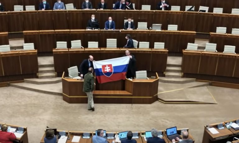 VIDEO | Încăierări în parlamentul slovac generate de discuţiile privind un acord militar controversat cu SUA