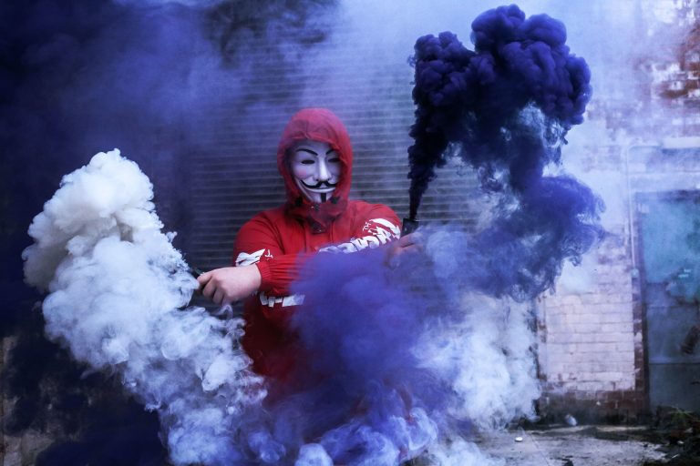 Hackerii Anonymous au declarat „război cibernetic” Rusiei