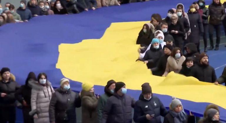 VIDEO | „Nu ne temem de nimeni”. Ucrainenii arborează drapelul naţional pentru a sfida Rusia