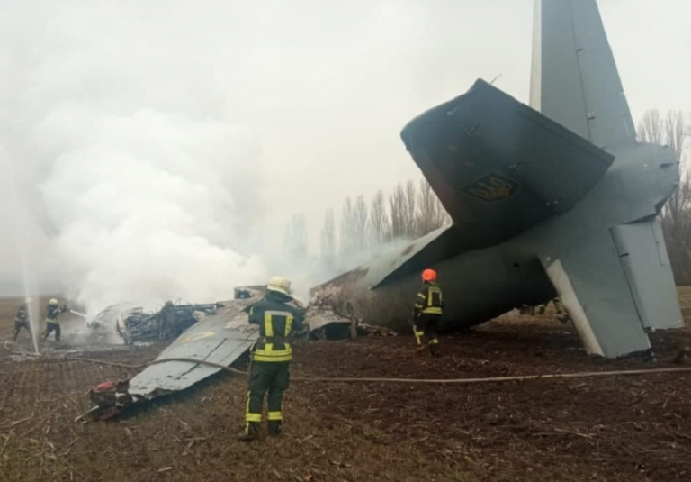 Ucraina | Un avion militar s-a prăbușit / Opt bărbați și zece femei, uciși în „atacuri militare”