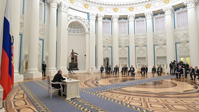 Mark Galeotti decriptează ce șanse de război sugerează Consiliul de Securitate în care Putin și-a umilit cei mai apropiați colaboratori