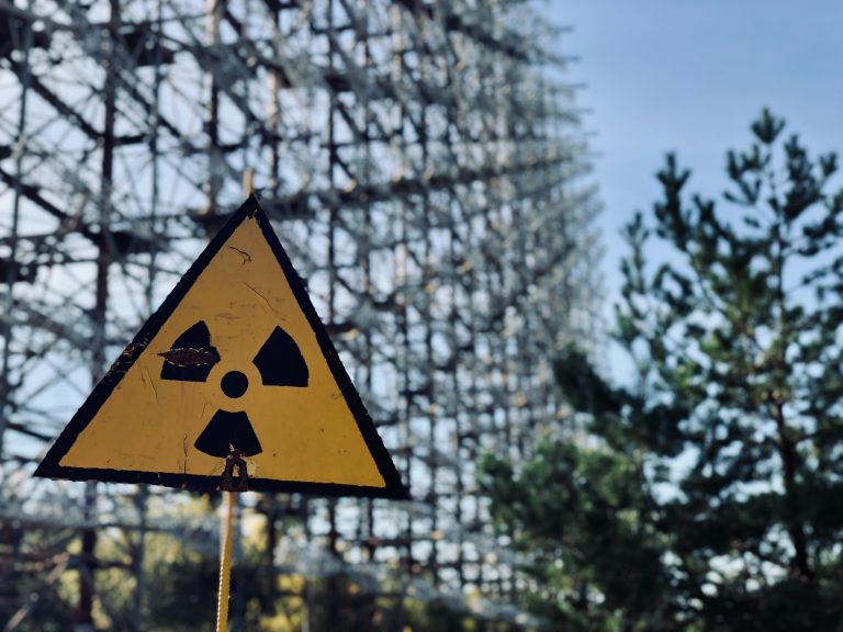 Rusia va trimite paraşutişti pentru a asigura paza la Cernobîl şi afirmă că nivelul de radiaţii este normal