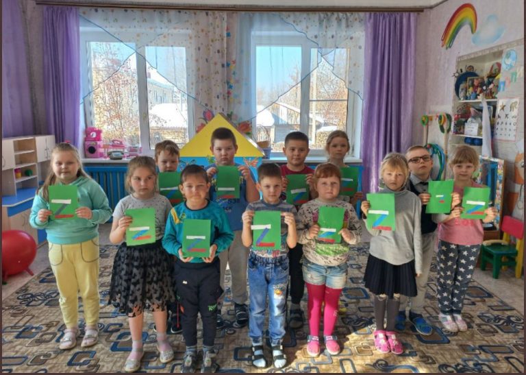 În zeci de regiuni ale Rusiei, începerea școlii înghite venitul mediu al unei familii. Unii ruși sunt ademeniți la război cu promisiunea că vor avea bani de rechizite