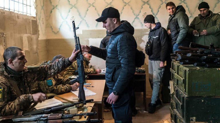 Nouă lege în Ucraina: Civilii pot trage asupra soldaţilor identificabili ca forţe ostile