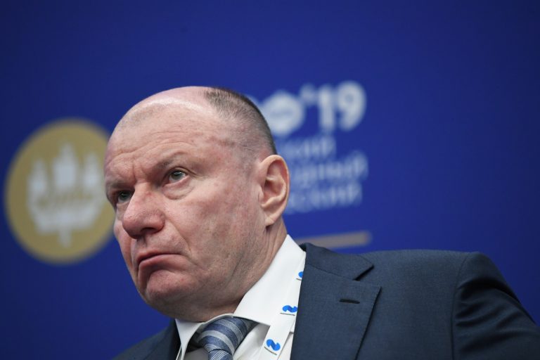 „Fiorosul” Vladimir Potanin, magnat al oțelului, reproșează regimului Putin că aruncă țara înapoi în 1917