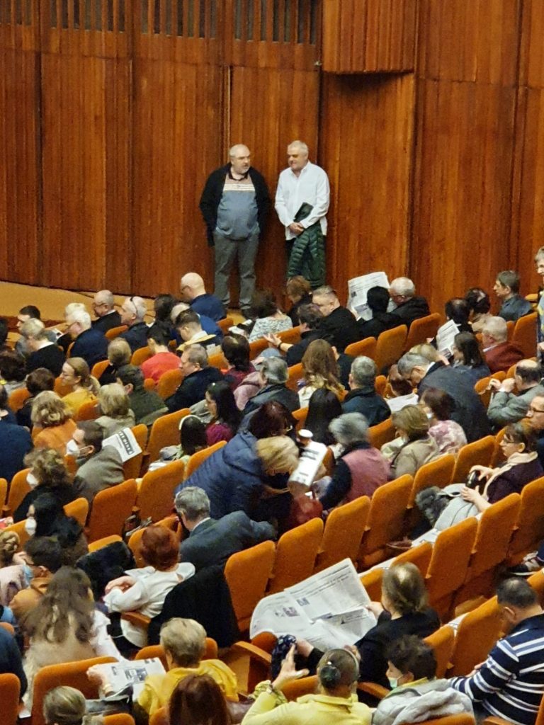 Romania’s gov’t orders inquiry after 100s of ‘anti-Semitic’ newspapers handed out to theatergoers