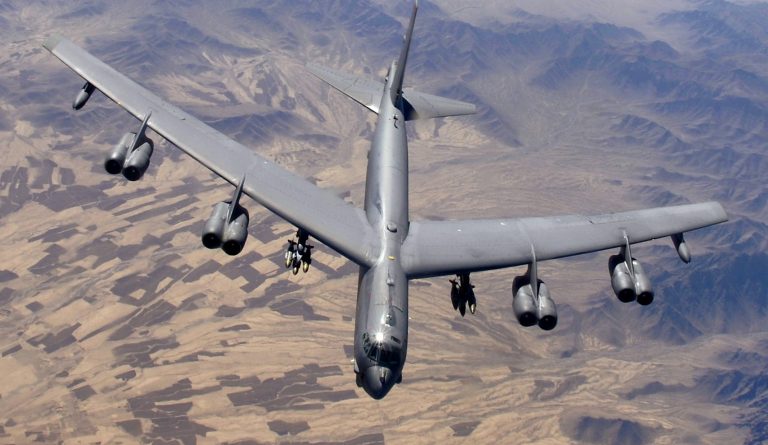 NATO: Două bombardiere B-52 americane au survolat oraşul Stockholm la joasă altitudine