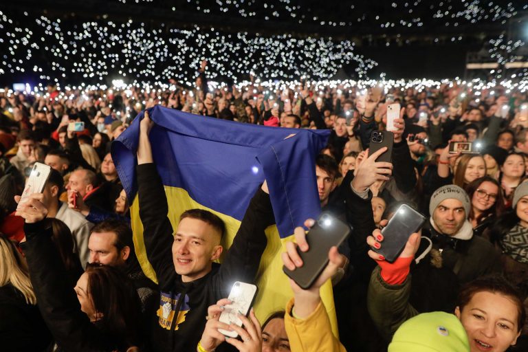 Tom Odell sings ‘Another Love’ for Ukrainian refugees in Romania