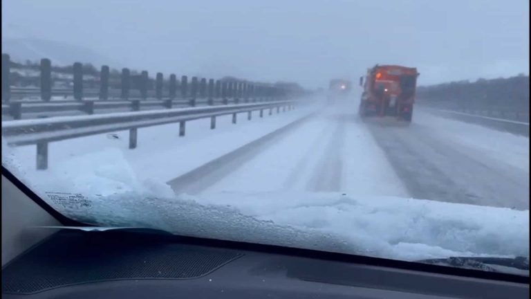 Circulaţie în condiţii de ninsoare pe artere din mai multe judeţe, inclusiv pe A 1, A 10, în judeţele Sibiu şi Harghita