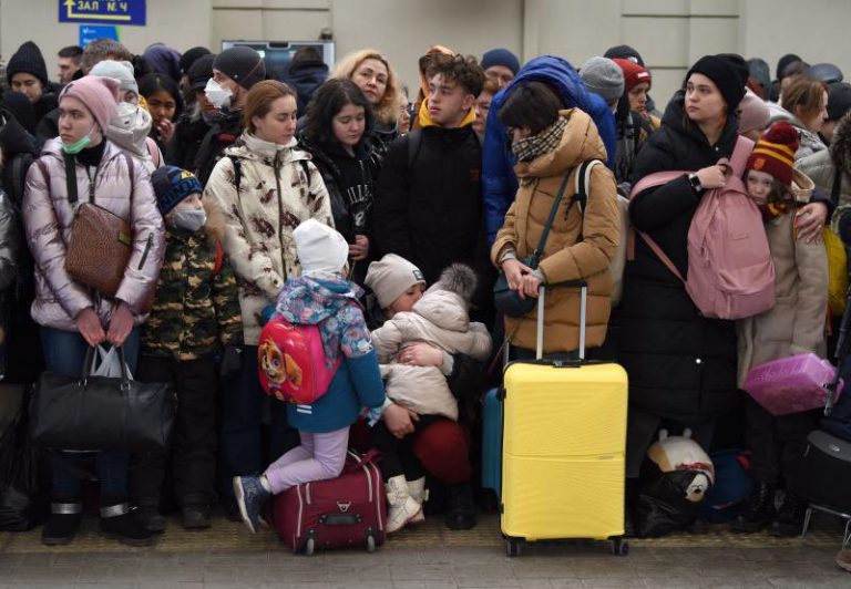 Convoiul umanitar cu destinaţia Mariupol a fost atacat, susțin oficialii ucraineni