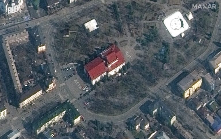 Refugiaţii de la teatrul din Mariupol bombardat de Rusia sunt în viaţă, anunță un parlamentar ucrainean