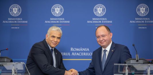 Israeli Foreign Minister Yair Lapid and Romanian Foreign Minister Bogdan Aurescu