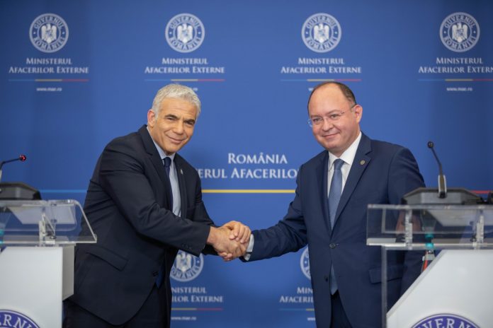 Israeli Foreign Minister Yair Lapid and Romanian Foreign Minister Bogdan Aurescu