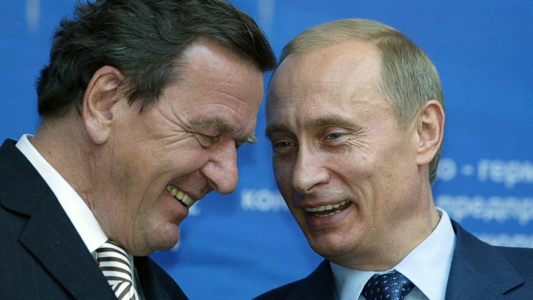 Plângere pentru crime împotriva umanităţii în cazul fostului cancelar german Gerhard Schroeder, apropiat al lui Putin