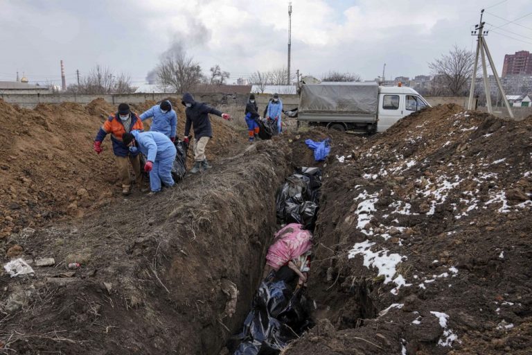 VIDEO | Mariupol 2022: gropi comune lungi de 25 de metri pentru cadavrele de pe străzi