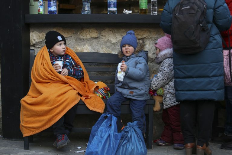 Aproape 1.600 de copii ucraineni, înscriși ca audienți în şcolile şi grădiniţele din România