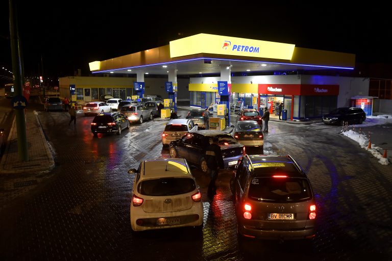 Luptați! Nu mai fugiți la benzinărie!