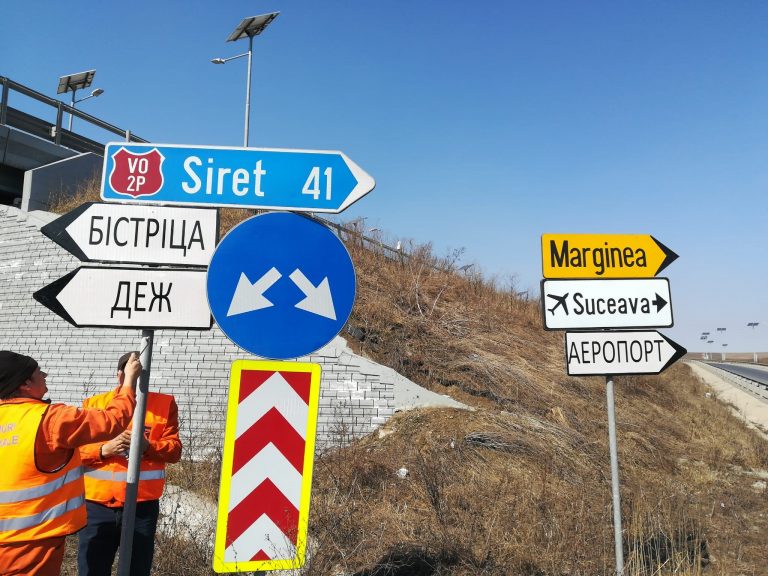 Indicatoare rutiere în limba ucraineană, montate în Suceava, pentru ajutorarea refugiaților