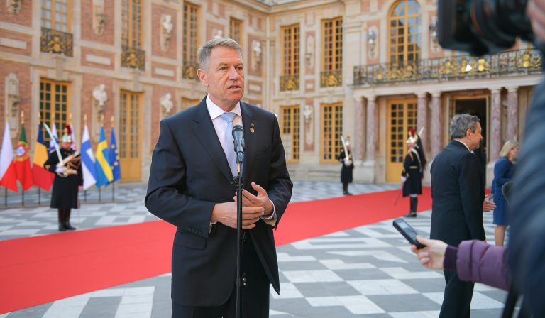 VIDEO | Klaus Iohannis, despre cozile de la benzinării: O parte semnificativă a acestui război se poartă în zona ştirilor şi a informaţiilor false