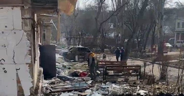 VIDEO | Coșmarul din Mariupol: oamenii își îngroapă vecinii uciși de ruși în fața blocurilor