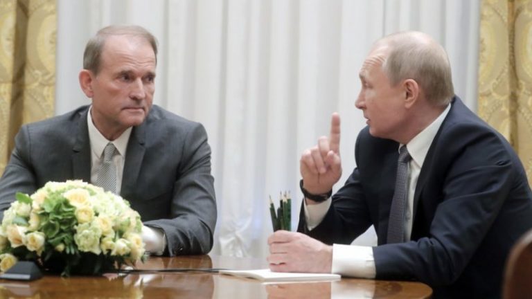 FOTO/VIDEO | Luxul orbitor în care se lăfăia un oligarh ucrainean, apropiat de Putin. Peron și vagon de lux în curtea conacului