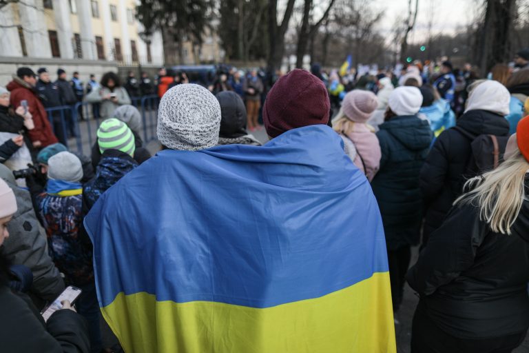 Peste 300 de persoane protestează în faţa Ambasadei Federaţiei Ruse din București