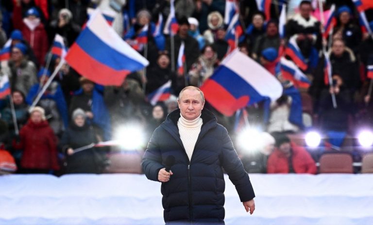 Controversele care apar după mitingului lui Putin de la Moscova. A fost Putin cu adevărat pe scenă?